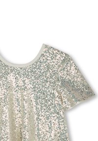 T-shirt à manches courtes en tissu doux et clair recouvert de sequins scintillants, avec un col rond et une texture lisse.