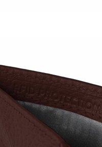 Cartera marrón con bloqueador RFID, exterior texturizado, forro interior gris y detalle en relieve "PROTECCIÓN RFID" a lo largo del borde.