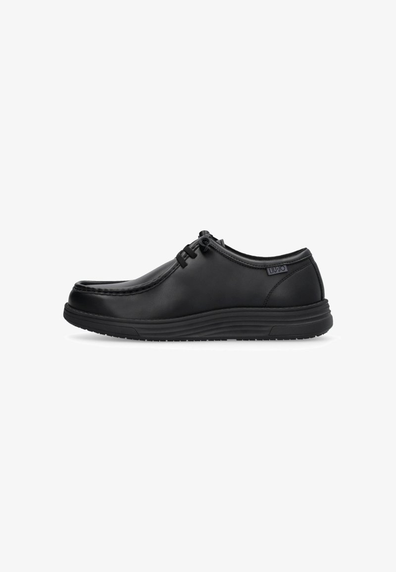 Scarpa casual nera in pelle, con lacci e suola imbottita, con etichetta marchiata sul lato, mostrata in profilo laterale su uno sfondo bianco.