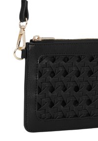 Czarna skórzana torebka na ramię z panel z tkaną fakturą, złotymi okuciami i zamknięciem na zamek. Regulowany pasek z zapięciem typu karabińczyk. Kompaktowy design.