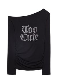 Schwarzes Langarmshirt mit schulterfreier Gestaltung. Mit gerafften Seitendetails und silbernen Strassbuchstaben, die "Too Cute" spell. Weicher Stoff.