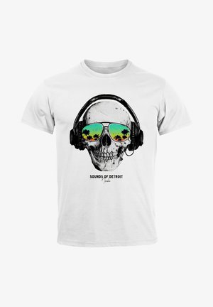 Weißes Baumwoll-T-Shirt mit einem grafischen Motiv eines Schädels, der Kopfhörer und bunte Sonnenbrillen trägt, umgeben von Palmen und dem Text "SOUNDS OF DETROIT".