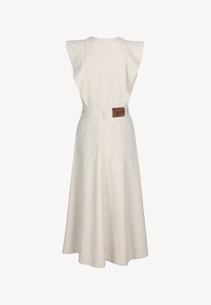 Mouwloze witte midi-jurk met brede schoudervolants, achterzakken en een riem met een bruine patch label.