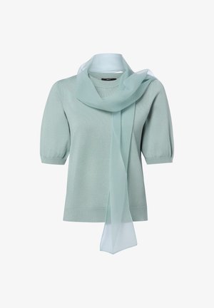 Haut en maille bleu clair à manches courtes avec une écharpe fine assortie bleu clair drapée autour du cou, sur fond blanc.
