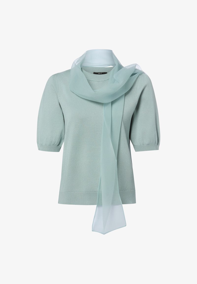 Haut en maille bleu clair à manches courtes avec une écharpe fine assortie bleu clair drapée autour du cou, sur fond blanc.
