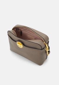 Coccinelle LIYA SIGNATURE - Taška s příčným popruhem - warm taupe