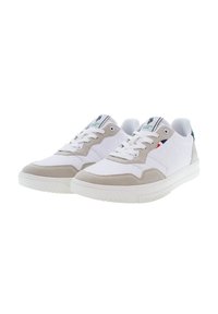 Sneaker atletici bianchi e grigio chiaro con tomaia in pelle e suede, dettagli perforati, lacci piatti e linguetta imbottita.