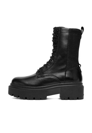 - Botki na platformie