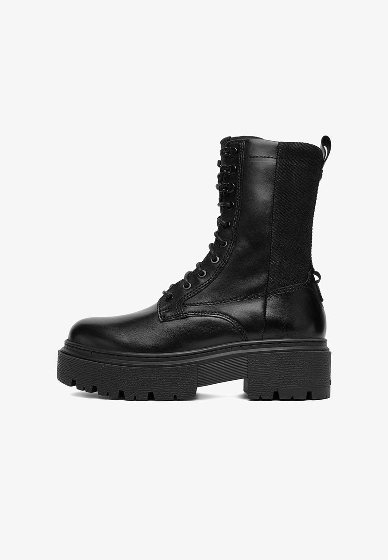 Schwarzer Leder-Kampfstiefel mit dicker Profilsohle, seitlicher Naht, Schnürung vorne und Stoffeinsatz hinten.