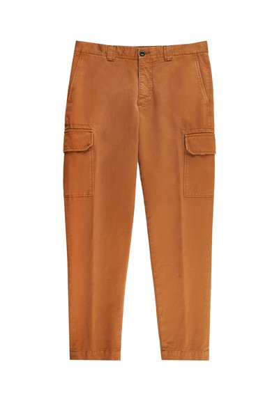 Cargo broeken in een warme bruine kleur, gemaakt van gladde stof. Voorzien van twee zijzakken, een knoopsluiting en afgewerkte omgeslagen zoom.
