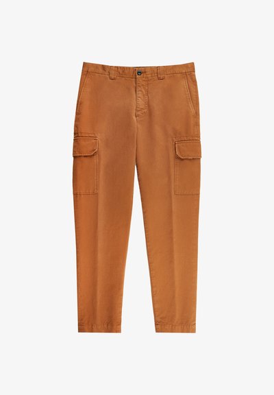Cargo broeken in een warme bruine kleur, gemaakt van gladde stof. Voorzien van twee zijzakken, een knoopsluiting en afgewerkte omgeslagen zoom.