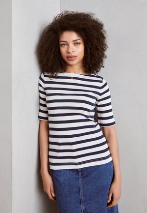 Haut à rayures bleu marine et blanches à manches courtes avec un col rond, fait en tissu doux, associé à une jupe en denim.