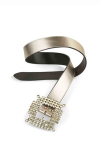 Curea metalică aurie cu o bandă lată, având un interior lucios de culoare neagră și o cataramă pătrată mare împodobită cu cristale clare.