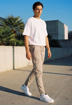 Urban Classics CARGO JOGGING PANTS - Cargo trousers - sand