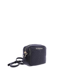 Bolso bandolera negro hecho de cuero sintético texturizado, con una cremallera dorada y un patrón de logo en relieve en un lado. Forma rectangular compacta.