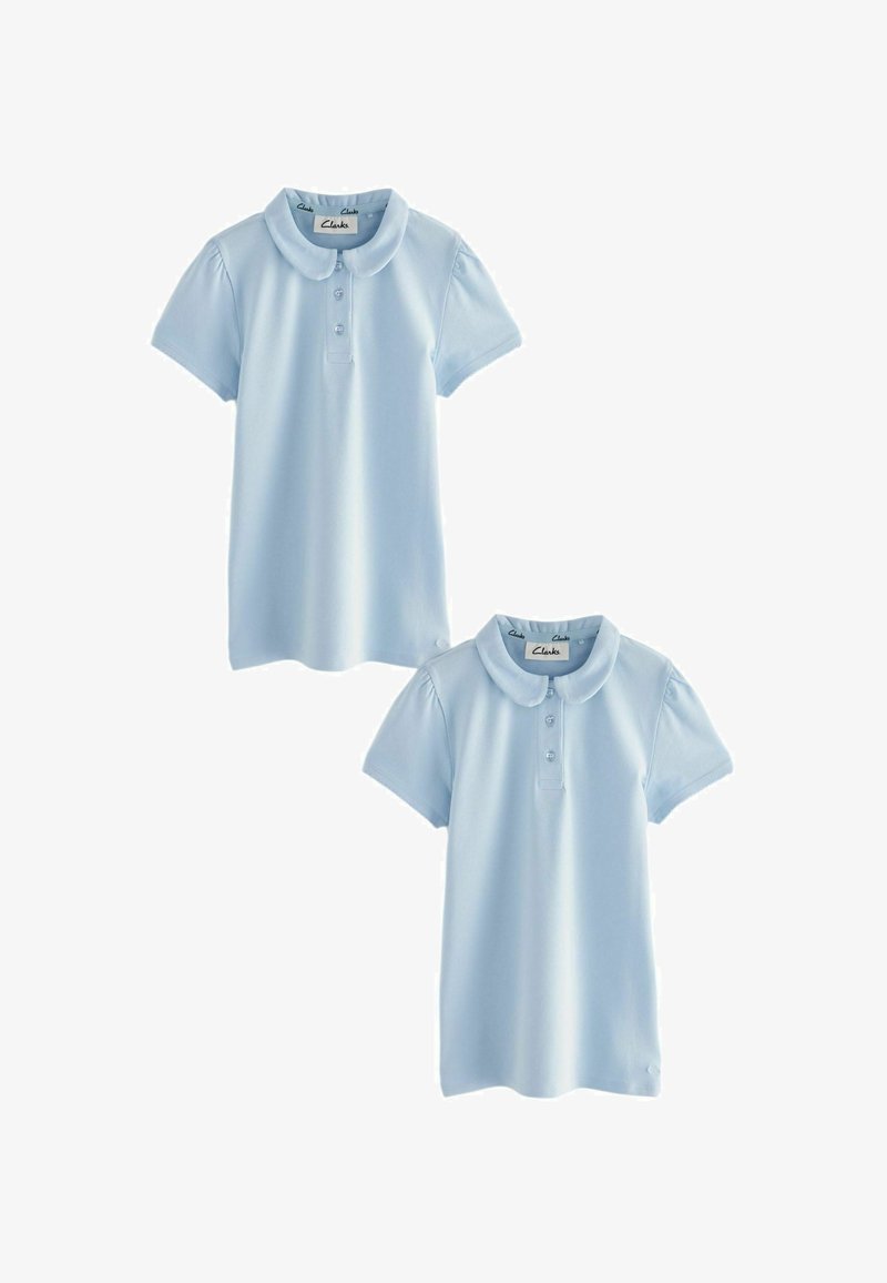 Světle modré polo tričko s límečkem, krátkými puff rukávy, třemi knoflíky na přední straně a užším střihem. Vyrobeno z měkkého materiálu.