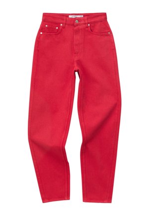 Rode spijkerbroek met hoge taille, voorzien van knoop- en ritssluiting aan de voorkant, ontwerp met vijf zakken en rechte taps toelopende pijpen, plat gelegd op een witte achtergrond.