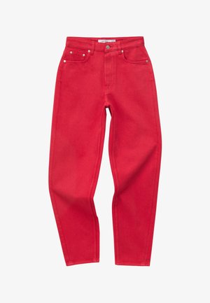 Jean en denim rouge taille haute avec fermeture à boutons sur le devant et fermeture éclair, design à cinq poches, jambes droites et fuselées, posé à plat sur fond blanc.