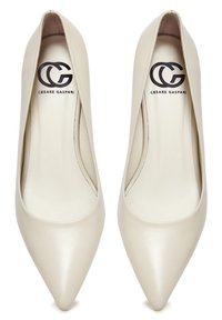 Pumps beige a punta realizzati in morbida pelle, con un design minimalista, un interno imbottito e un marchio in rilievo sulla soletta.