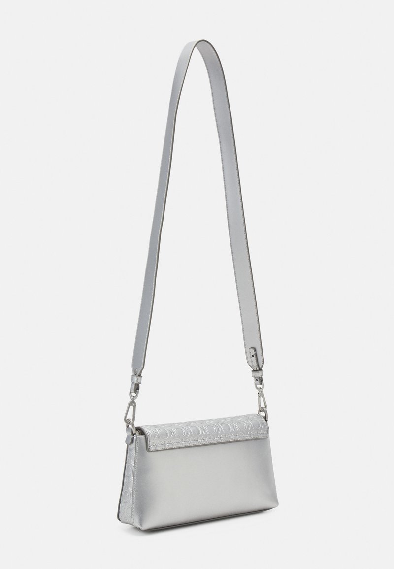 Calvin Klein MUST SHOULDER BAG - Umhängetasche - silver