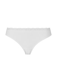 Witte katoenen string met delicate kanten rand langs de tailleband, zachte textuur, minimalistisch dekking ontwerp en gebogen beenopeningen.