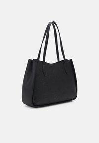 Borsa a tracolla nera con motivo a logo in rilievo, realizzata in pelle liscia, dotata di due manici e design a bocca aperta.
