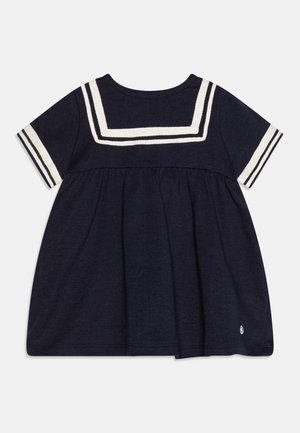 Marineblaues Kurzarmkleid mit weiß gestreiftem Matrosenkragen und Ärmelbündchen, geraffter Taille und kleinem Logo nahe dem Saum.
