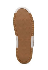 Shoe sole in rubber with ridged texture and wave pattern, featuring a tan color and white accents at the toe and heel. Brand name visible.