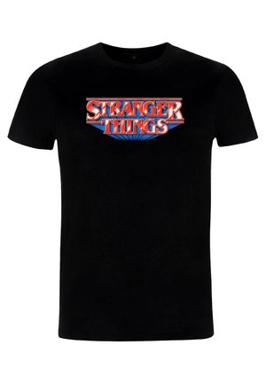 Czarny bawełniany T-shirt z wyrazistym, retro logo "STRANGER THINGS" w kolorach czerwonym i niebieskim. Krótkie rękawy i klasyczny okrągły dekolt.
