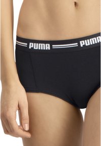 Zwarte katoen slips met een witte en blauwe gestreepte elastische tailleband met "PUMA" merknaam. Gladde textuur met een aansluitend ontwerp.