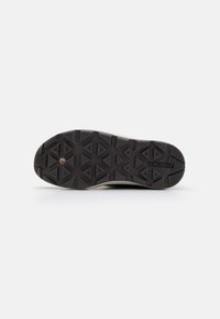 Semelle de chaussure en caoutchouc noir avec un profil à motifs comportant des formes triangulaires ; marquée du mot "VIKING" sur le côté.
