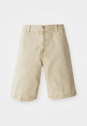 Beżowe szorty dżinsowe o prostym kroju, pięć kieszeni, z przodem na guziki i suwak, oraz subtelnym wyblaknięciem materiału.