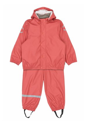 Detská nepremokavá súprava bunda a nohavice koralovo ružovej farby s kapucňou, elastickými manžetami, reflexnými pruhmi a popruhmi na nohy pre vonkajšie použitie.