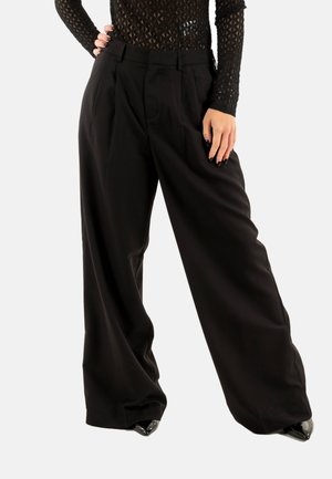 Zwarte wijde broek met hoge taille, met een gladde textuur en geplooide details aan de voorkant. Gemaakt van een lichtgewicht stof.