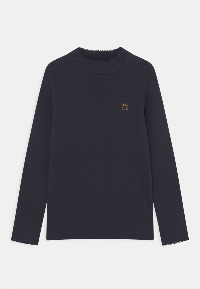 Długi rękaw, granatowy prążkowany top z dekoltem w kształcie falbanki, z małym haftowanym logo w złotym kolorze na lewej piersi.