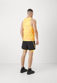 Puma RUN FAVORITE VELOCITY WOVEN 2IN1 SHORT M - Sportiniai šortai - black/sunset glow
