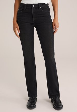 Jeans in denim nero con vestibilità slim, vita alta e leggero svaso. Presentano tasche anteriori e posteriori, chiusura con bottone e cuciture a contrasto.