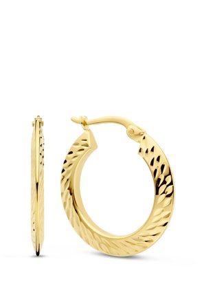 Paire de boucles d'oreilles créoles en or de taille moyenne avec un motif texturé et torsadé et une fermeture à charnière sur fond blanc.