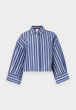 Μπλε και λευκό κοντό πουκάμισο με κάθετες ρίγες, μακριά φαρδιά μανίκια και μυτερό γιακά σε λευκό φόντο.