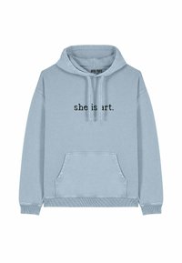 Helle blaue Kapuzenjacke aus weichem Material, mit einer vorderen Tasche und Kordeln. Der Text "she is art." ist in Schwarz auf der Vorderseite gedruckt.