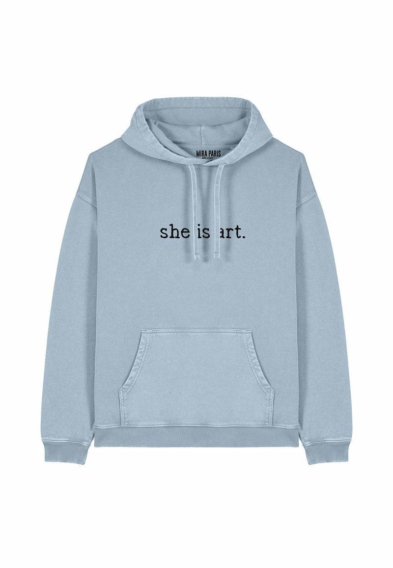 Helle blaue Kapuzenjacke aus weichem Material, mit einer vorderen Tasche und Kordeln. Der Text "she is art." ist in Schwarz auf der Vorderseite gedruckt.