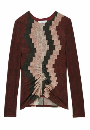 Maroon värvi pika varrukaga topp, millel on roosa ja rohelise tooni zigzag muster. Kangas on tekstuuriga viimistlusega ja esiosal on volangdetail.