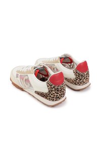 Zapatillas deportivas blancas con un talón de estampado de leopardo, acentos rojos y paneles de malla. Tienen una suela texturizada y un diseño de cordones intrincado.