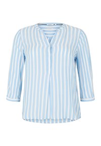 Blusa azul claro con rayas verticales blancas, cuello en V y mangas de tres cuartos. Tejido suave con corte relajado y dobladillo curvado.
