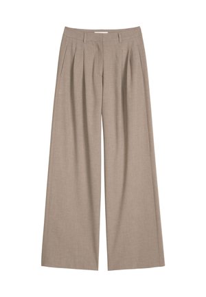 Beige wijde broek met plooien, lussen voor een riem en zijzakken, gemaakt van lichtgewicht stof.