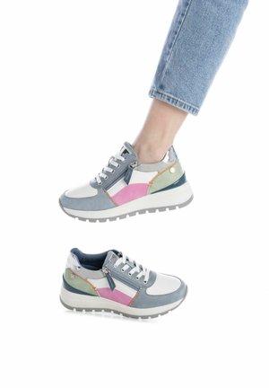 Zapatillas multicolores con una mezcla de ante azul, blanco, rosa y verde. Presentan cordones blancos, cremallera lateral y una suela de goma texturizada.