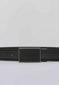 Czarny skórzany pasek z matową, czarną, prostokątną klamrą z wytłoczonym logo. Pasek posiada wiele otworów do regulacji i elegancki design.