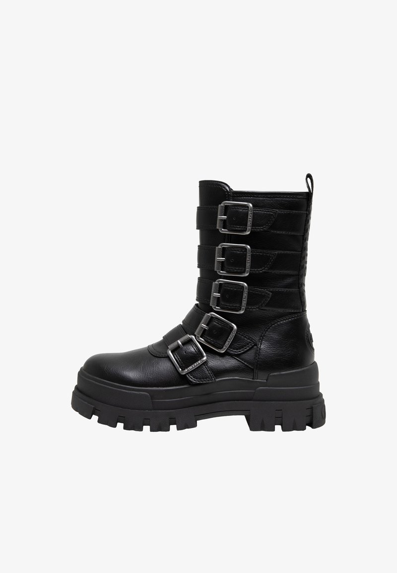 Botte noire en cuir mi-mollet avec semelle épaisse et cinq boucles argentées réglables sur le côté.