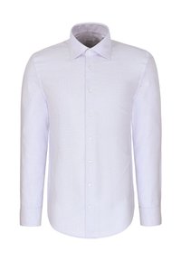 Chemise blanche à manches longues avec patte de boutonnage à l'avant, col pointu et motif subtil en tissu texturé, affichée sur un fond uni.