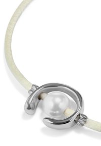 Colgante de plata con una perla blanca lisa, unido a un cordón texturizado de color crema con un diseño elegante y curvado.